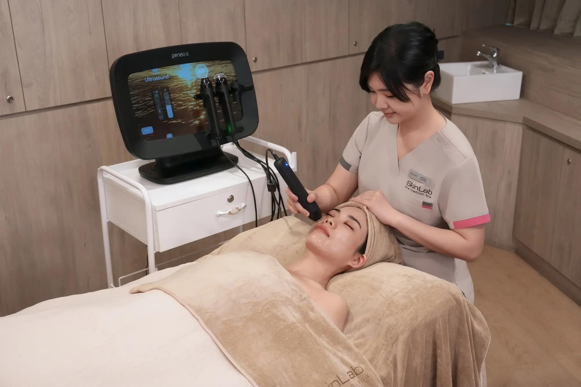 A SkinLab therapist giving an Ultrasound Apple Stem Cell facial